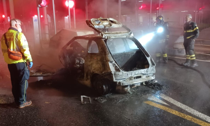 Si schianta contro il casello: l’auto prende fuoco, 19enne muore carbonizzato