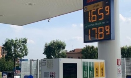 Prezzi medi esposti: come e quando cambiano i cartelli dei benzinai (e a quanto ammontano le multe)