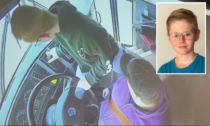 Autista dello scuolabus ha un malore al volante, 13enne eroe si mette alla guida e salva 66 ragazzini: il video