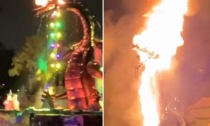 Disneyland, il drago Malefica prende fuoco: paura per centinaia di visitatori in fuga. Il video