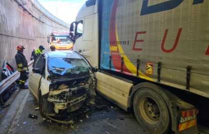 Camion contromano nel sottopassaggio travolge due auto: poteva essere una strage
