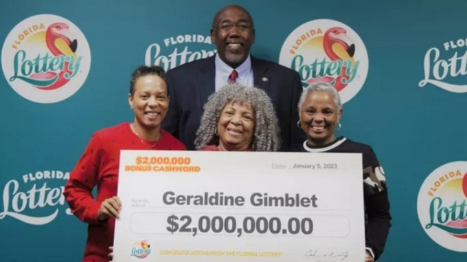 Spende tutti i suoi soldi per curare la figlia malata di tumore (che guarisce), poi vince 2 milioni al gratta e vinci