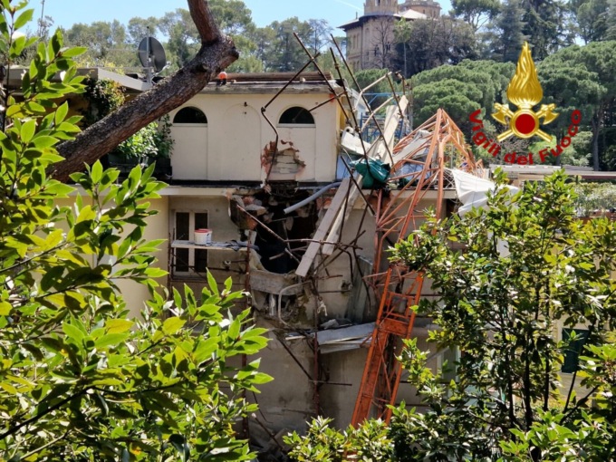 Gru crolla su una villa e la distrugge