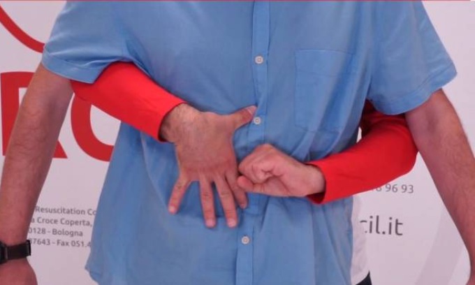 Alga del sushi gli va di traverso: mamma salva figlio con la manovra di Heimlich
