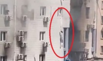 Incendio in ospedale, i pazienti si calano dalle finestre con le lenzuola legate: il video