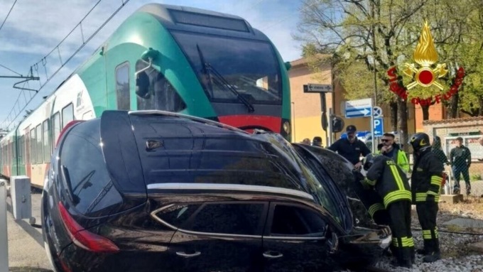 ll Suv resta bloccato sui binari, il treno lo travolge. I passeggeri scappano in tempo: il video