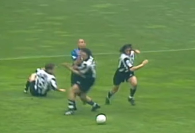 Inter-Juve, partita infinita: 25 anni fa lo storico contatto tra Iuliano e Ronaldo (cosa accadrebbe oggi col Var)