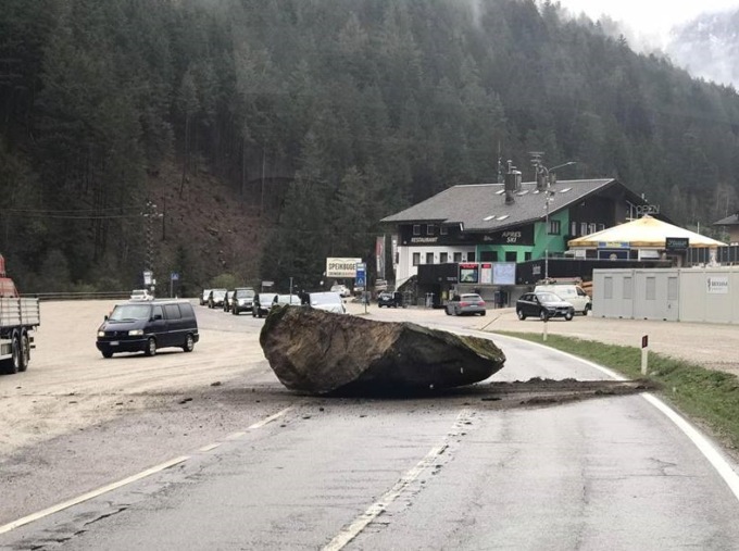 Enorme masso precipita dalla montagna e finisce in strada: per poco non centra in pieno un’auto. Il video