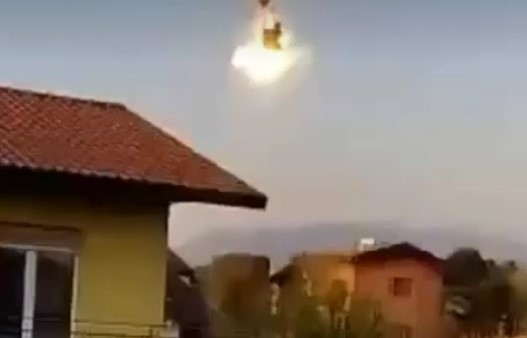 La mongolfiera colpisce i fili dell’alta tensione e prende fuoco con tre persone a bordo. Il video