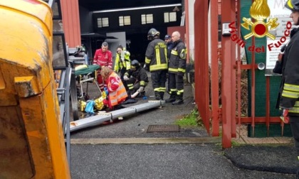 Schiacciato dal muletto, muore padre di 4 figli. Un 25enne perde una gamba incastrata tra cargo e gru