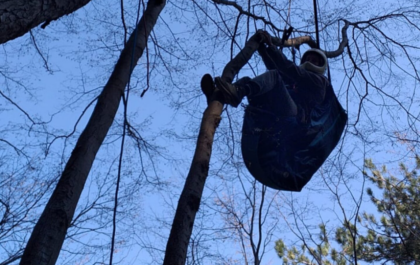 Due incidenti uguali nello stesso giorno: si schiantano con il parapendio e restano appesi a un albero
