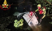 Fidanzati litigano in auto e finiscono nel lago: lei si salva, lui annega. Poliziotto eroe si getta in acqua per salvarli