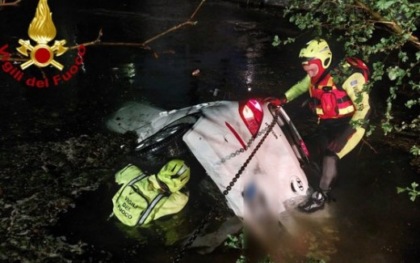 Fidanzati litigano in auto e finiscono nel lago: lei si salva, lui annega. Poliziotto eroe si getta in acqua per salvarli