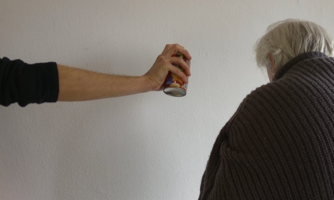 Ai vicini dà fastidio l’odore della sua cucina, anziana aggredita a colpi… di profumo