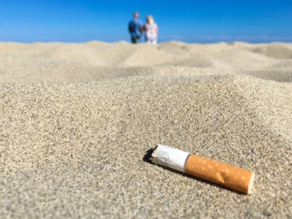 Riccione è solo l’ultima: quali sono le spiagge dove non si può fumare in Italia