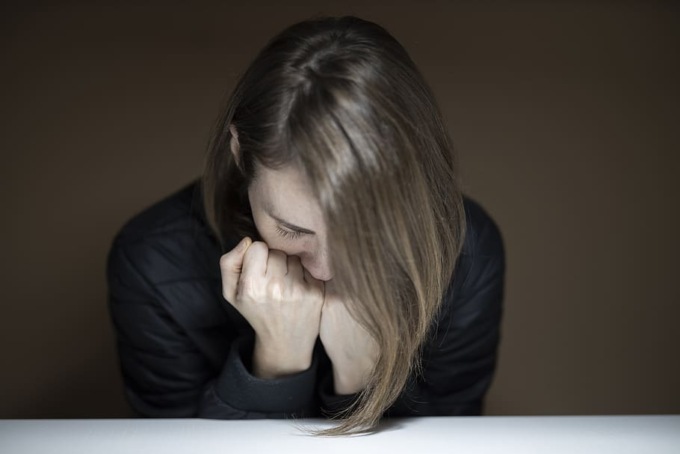 Legano la figlia al letto, genitori arrestati. Il giudice li libera: “Volevano educarla”