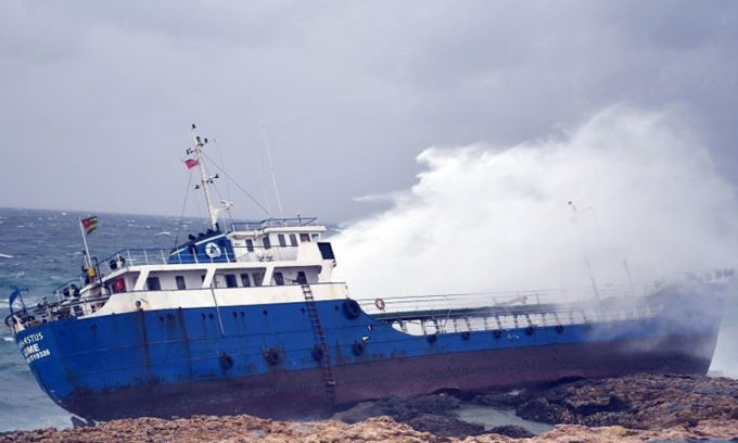 Va in missione per aggiornare le carte nautiche… nave si perde e finisce arenata