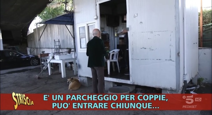 Il parcheggio dell’amore a 5 euro sotto il ponte di Napoli