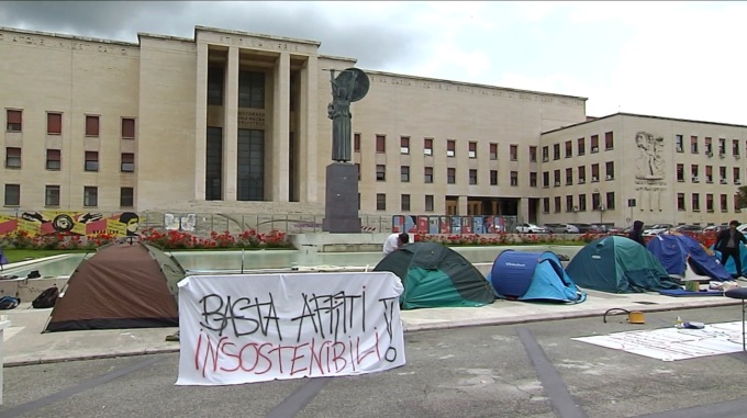Caro affitti, 660 milioni del Pnrr per alloggi universitari. Bernini: “Case inutilizzate agli studenti”