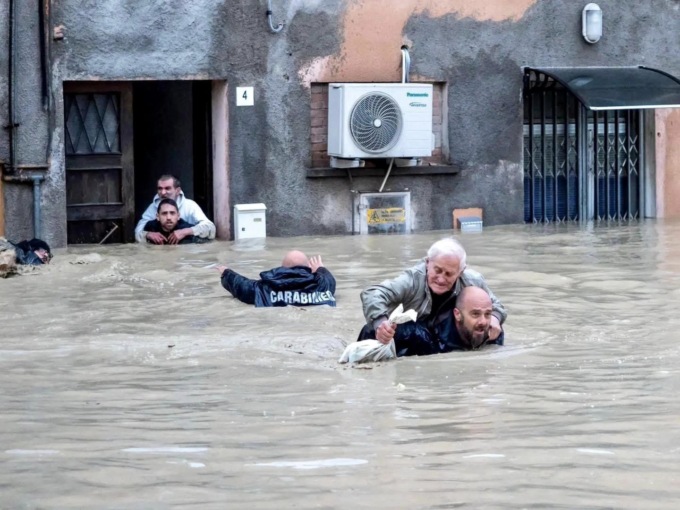 Alluvione in Emilia Romagna: 9 morti, 23 fiumi esondati, 280 frane, 50mila senza corrente. Bonaccini: “Come un terremoto”