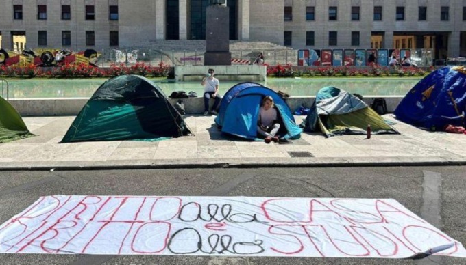 Spuntano tende davanti a tutte le Università, intanto sul caro-affitti è scontro nella maggioranza