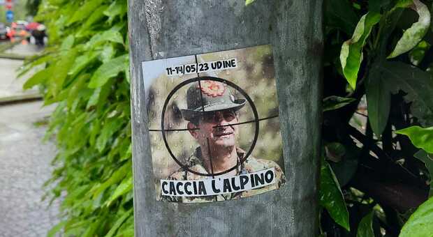 Adunata Udine: tre donne sorprese ad attaccare adesivi contro Figliuolo e gli Alpini