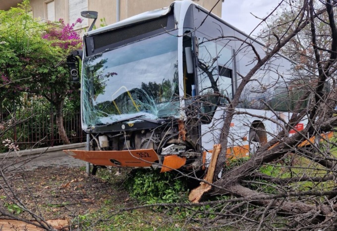 Malore al volante del bus, autista sviene, abbatte due semafori e si schianta, ma evita una strage