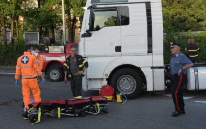 Pirata della strada fugge a piedi ma viene travolto da un camion