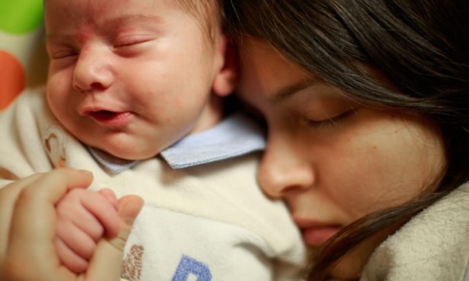 Bambino di 6 mesi cade dal letto, resta incastrato con la testa e soffoca