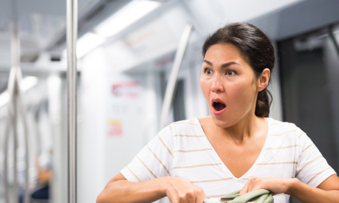 I passeggeri di un treno in Austria sentono arrivare dagli altoparlanti un discorso di Hitler