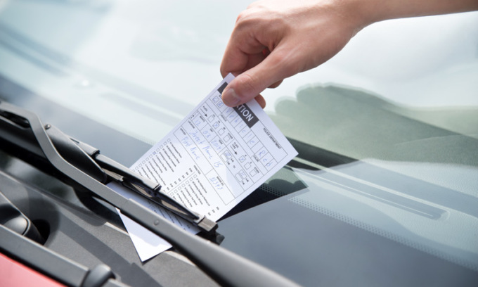 L’ultima truffa delle finte multe sul parabrezza dell’auto per rubarvi i soldi (e gli americani la copiano)