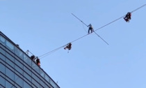 Successo per l'impresa del funambolo a 140 metri fra due grattacieli a Milano