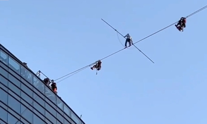 Successo per l’impresa del funambolo a 140 metri fra due grattacieli a Milano