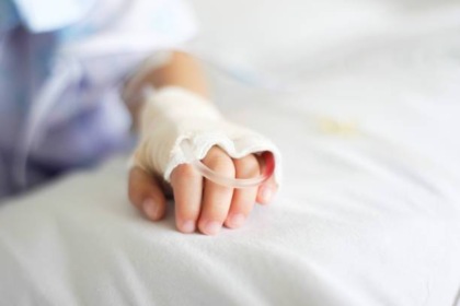 Bimbo di due anni morto in vacanza, arrestata la mamma che però si difende: “E’ stato un incidente”