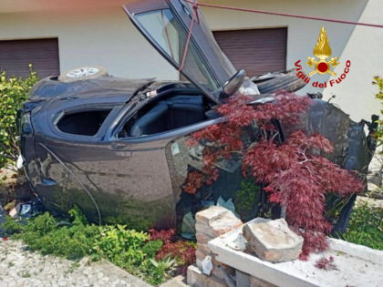 “Vola” con l’auto nel giardino e finisce contro il muro di una casa