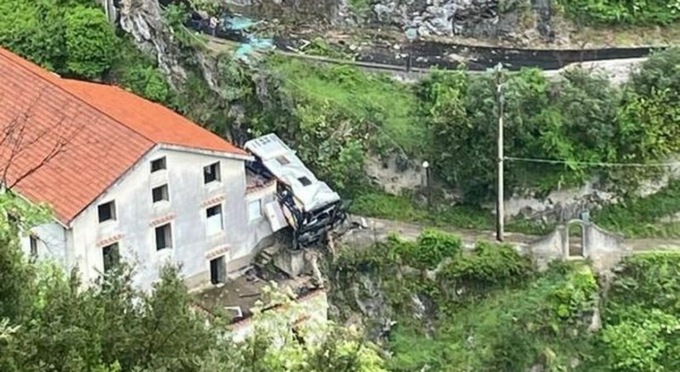Autobus precipita dalla scogliera e fa un volo di 20 metri: morto il giovane autista