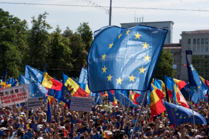 La Moldavia vuole l’Europa e liberarsi dall’ombra della Russia: mare di persone in piazza