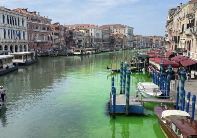 Venezia, perché l’acqua del Canal grande è diventata verde fosforescente