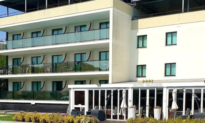 Precipita dal terrazzo dell’hotel durante la festa d’addio al celibato: ora rischia la vita