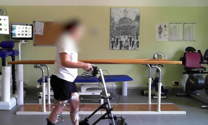 Paralizzata torna a camminare dopo 5 anni grazie a uno straordinario intervento neurochirurgico