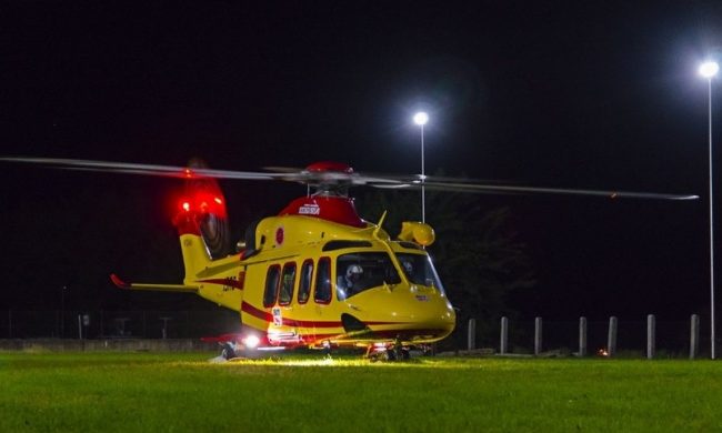 Lui vuole lasciarla, lei si dà fuoco: è gravissima