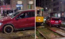 Massimo Boldi bloccato con l'auto sui binari del tram a Milano: il video