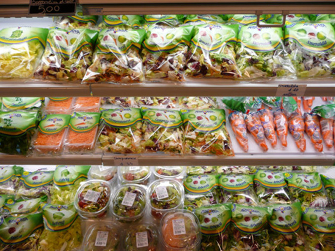Nei supermercati niente più buste di insalata (e non solo): tutti i prodotti che potreste non trovare più