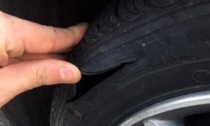 "Non si parcheggia lì": anziana taglia le gomme delle auto dei vicini