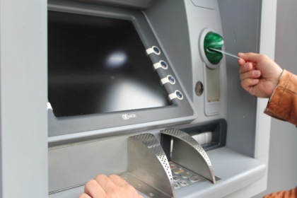 Il bancomat che regala banconote da 50 euro al posto di quelle da 20