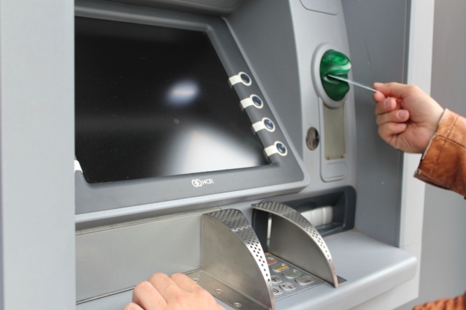 Il bancomat che regala banconote da 50 euro al posto di quelle da 20