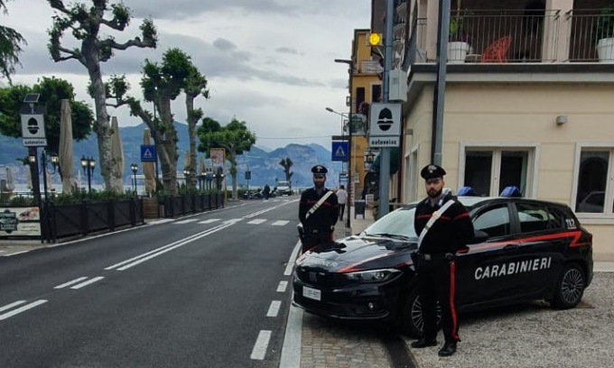 Pensionato prende due multe e distrugge l’autovelox con fionda e biglie