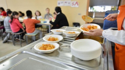 Quanto costa la mensa scolastica? I prezzi in tutte le città d’Italia e classifica delle più care