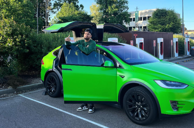 Ladro entra in casa del tennista Kyrgios, minaccia la madre e gli ruba la Tesla: catturato con un’app