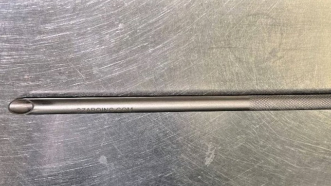 Arrestato in aeroporto per una cannuccia per bibite… in titanio